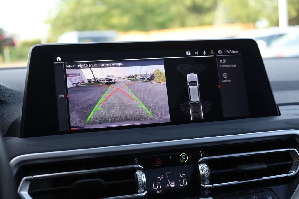 BMW X3 Vehicle Full-screen Gallery Image 15
