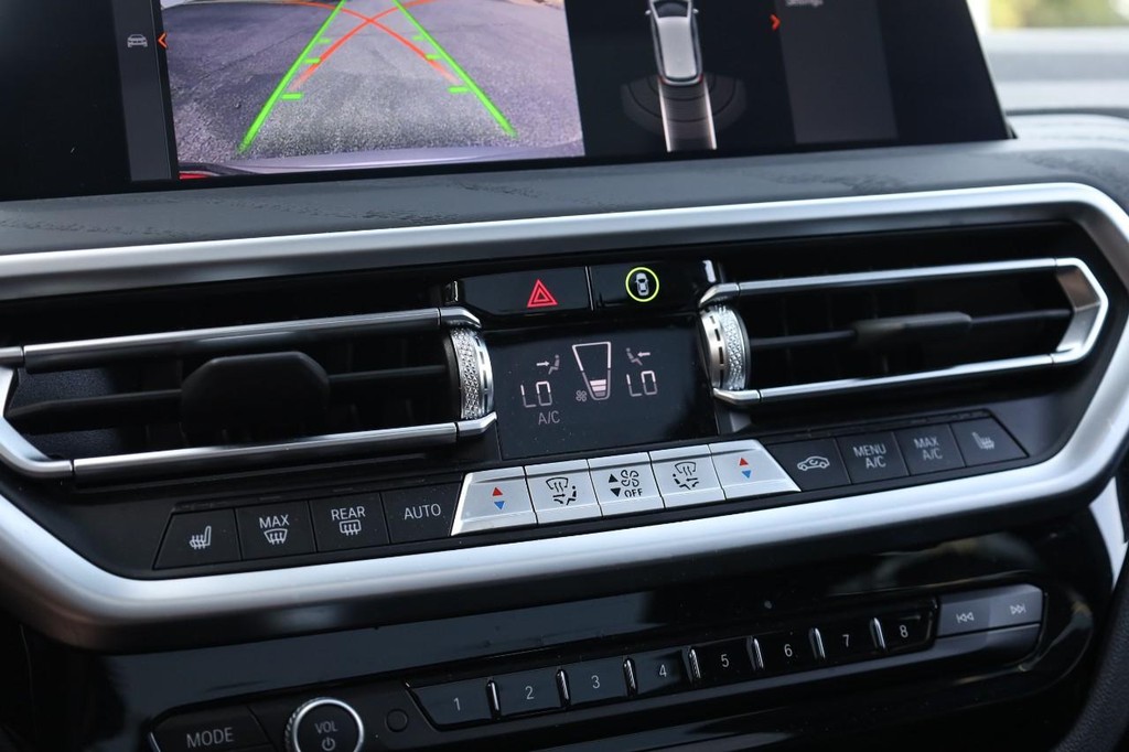 BMW X3 Vehicle Full-screen Gallery Image 16