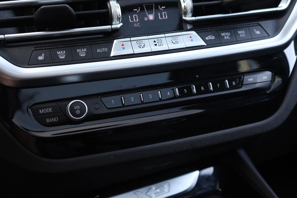 BMW X3 Vehicle Full-screen Gallery Image 17