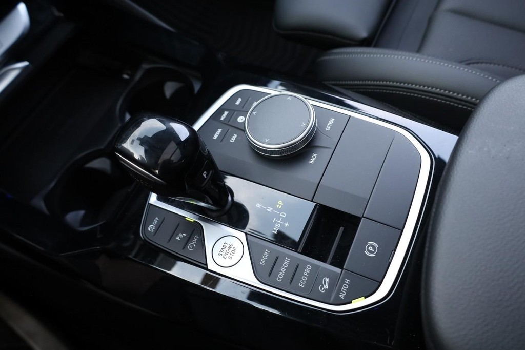 BMW X3 Vehicle Full-screen Gallery Image 18