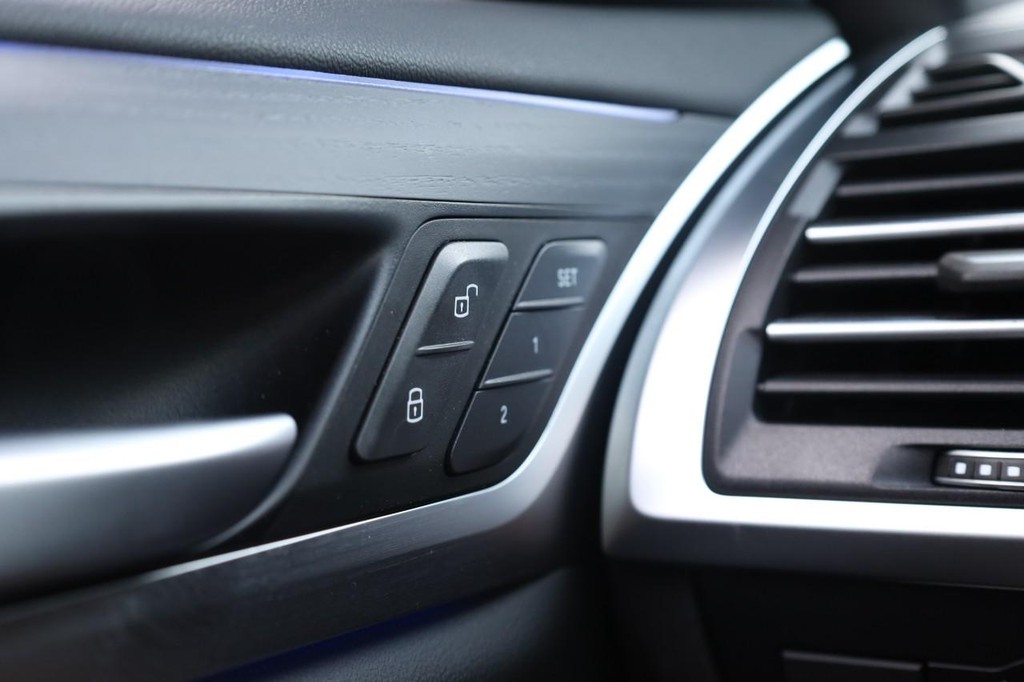 BMW X3 Vehicle Full-screen Gallery Image 21