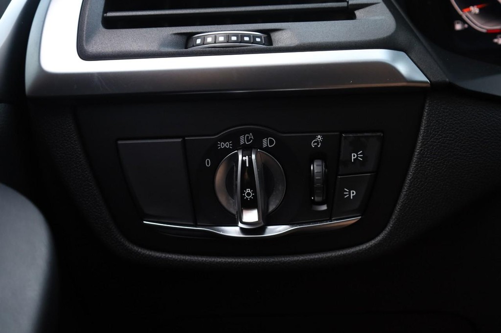 BMW X3 Vehicle Full-screen Gallery Image 22