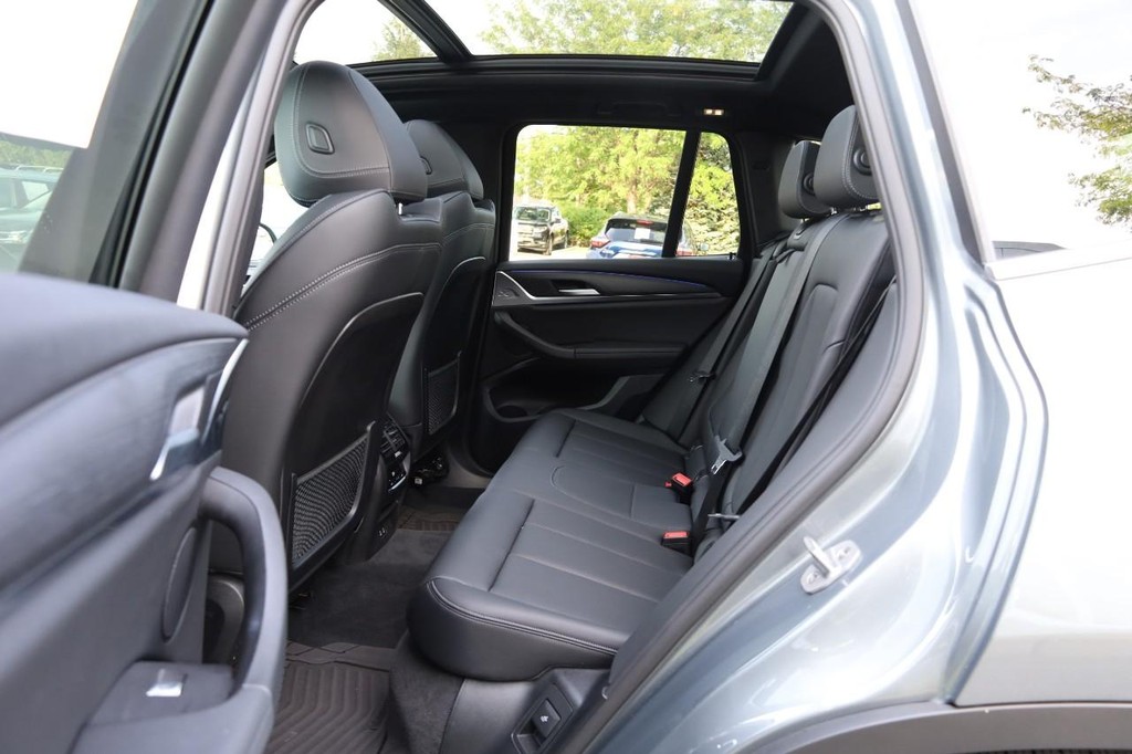 BMW X3 Vehicle Full-screen Gallery Image 24