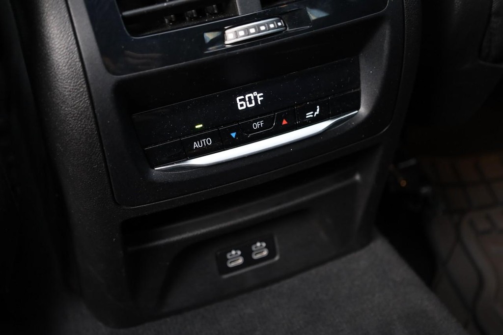 BMW X3 Vehicle Full-screen Gallery Image 25