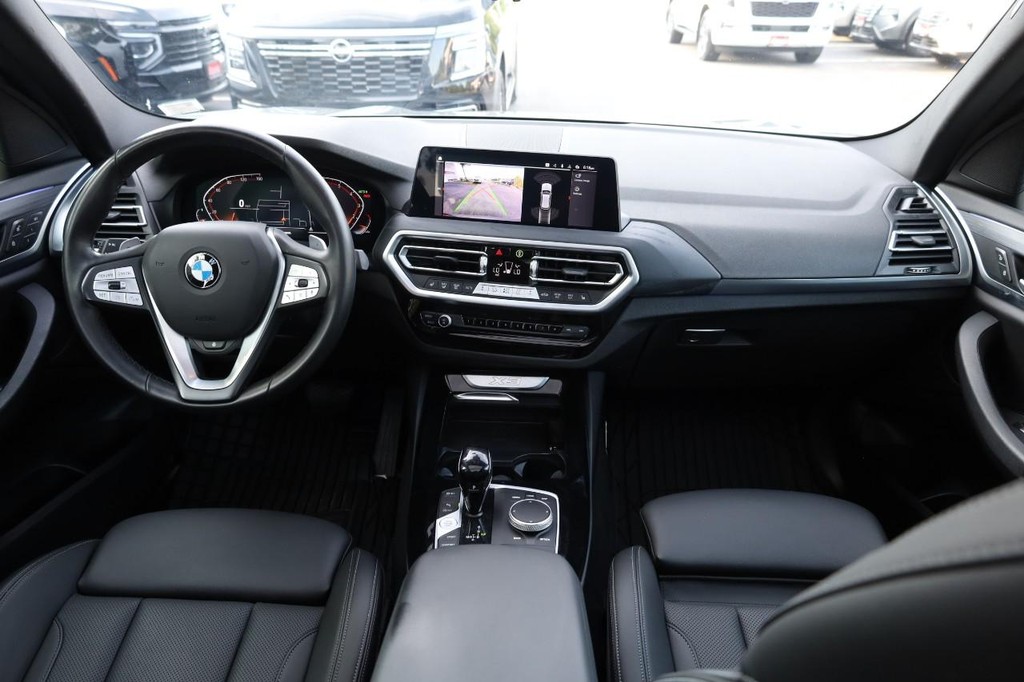 BMW X3 Vehicle Full-screen Gallery Image 26