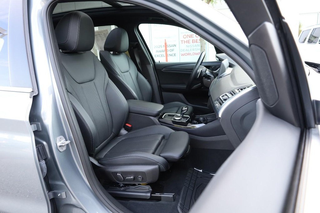 BMW X3 Vehicle Full-screen Gallery Image 28