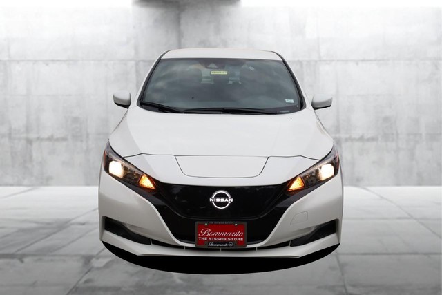 Nissan LEAF Vehicle Full-screen Gallery Image 04