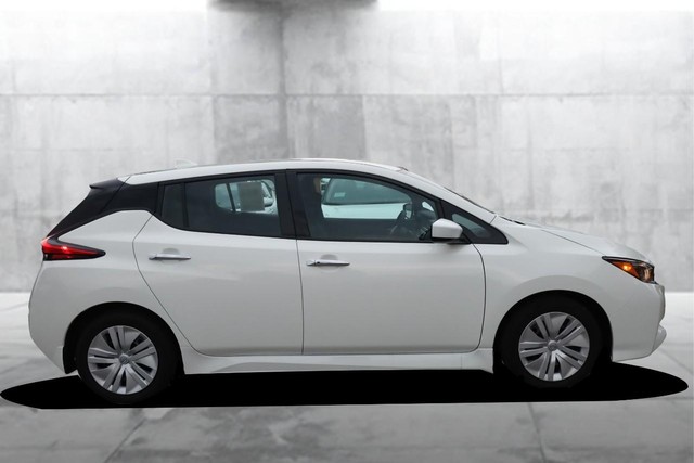 Nissan LEAF Vehicle Full-screen Gallery Image 05
