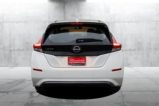 Nissan LEAF Vehicle Full-screen Gallery Image 06