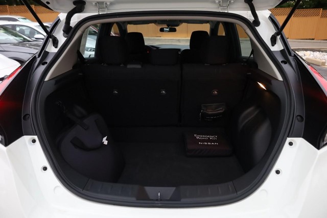 Nissan LEAF Vehicle Full-screen Gallery Image 07