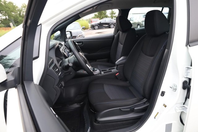 Nissan LEAF Vehicle Full-screen Gallery Image 08