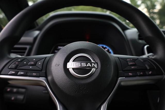 Nissan LEAF Vehicle Full-screen Gallery Image 09