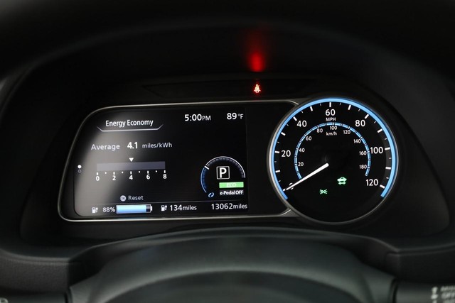 Nissan LEAF Vehicle Full-screen Gallery Image 10