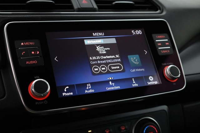 Nissan LEAF Vehicle Full-screen Gallery Image 11