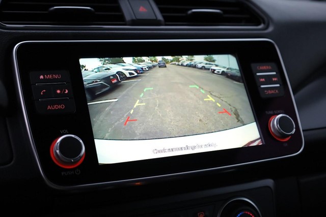 Nissan LEAF Vehicle Full-screen Gallery Image 12