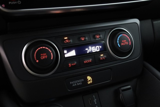 Nissan LEAF Vehicle Full-screen Gallery Image 13
