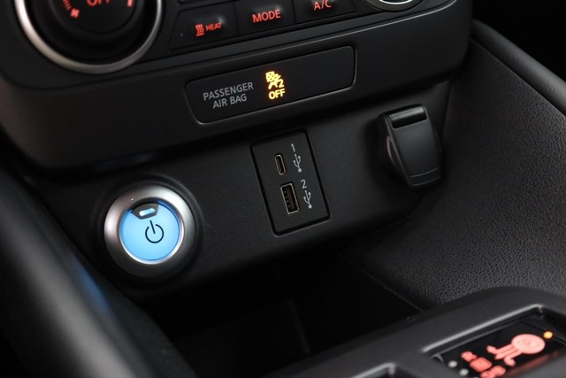 Nissan LEAF Vehicle Full-screen Gallery Image 14
