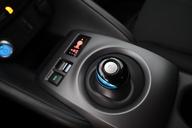 Nissan LEAF Vehicle Full-screen Gallery Image 15