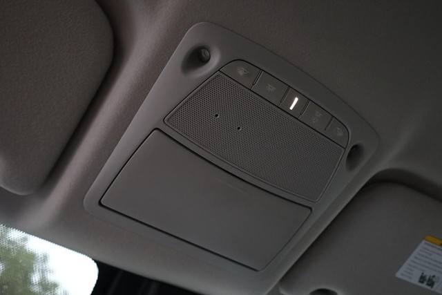 Nissan LEAF Vehicle Full-screen Gallery Image 16