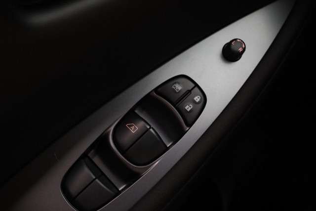 Nissan LEAF Vehicle Full-screen Gallery Image 17