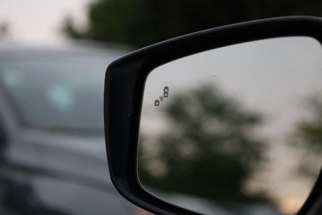 Nissan LEAF Vehicle Full-screen Gallery Image 19
