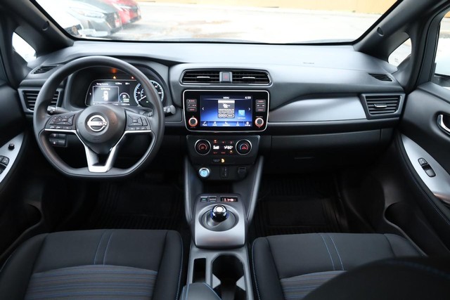 Nissan LEAF Vehicle Full-screen Gallery Image 22