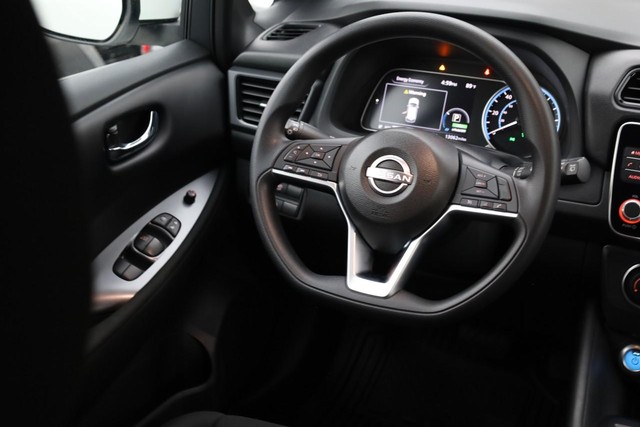 Nissan LEAF Vehicle Full-screen Gallery Image 23