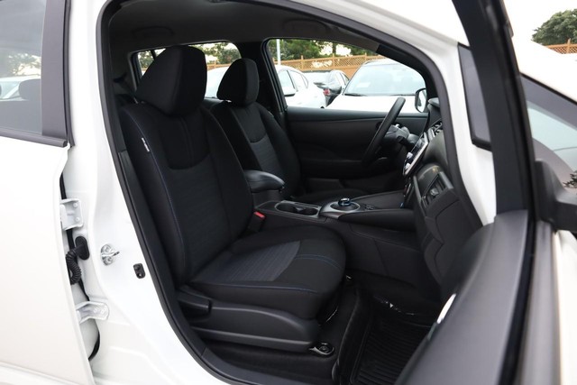 Nissan LEAF Vehicle Full-screen Gallery Image 24