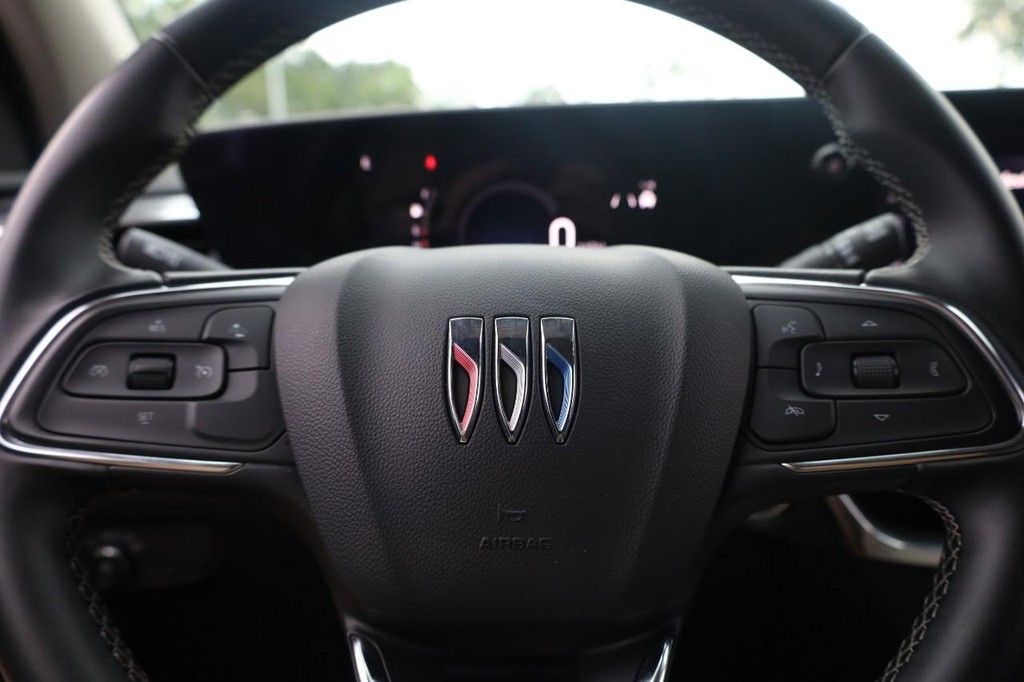 Buick Encore GX Vehicle Full-screen Gallery Image 09
