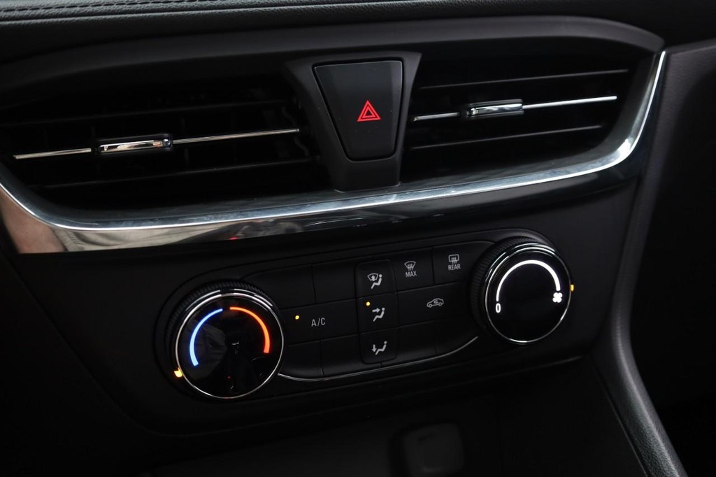 Buick Encore GX Vehicle Full-screen Gallery Image 13