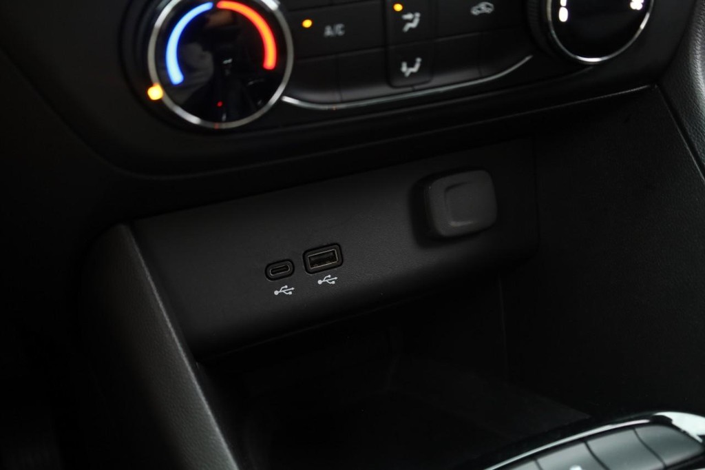Buick Encore GX Vehicle Full-screen Gallery Image 14