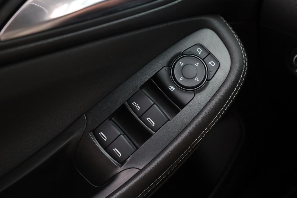 Buick Encore GX Vehicle Full-screen Gallery Image 17