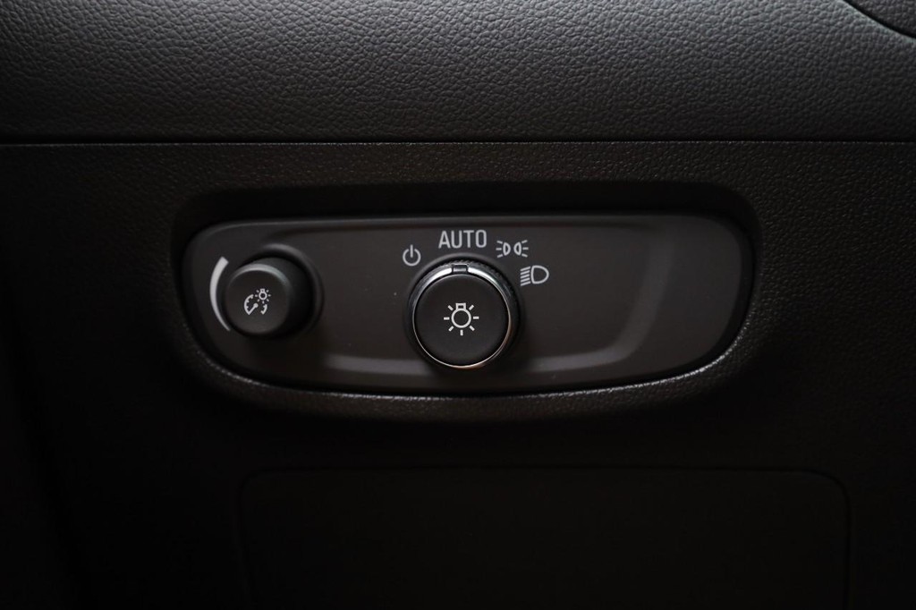 Buick Encore GX Vehicle Full-screen Gallery Image 18