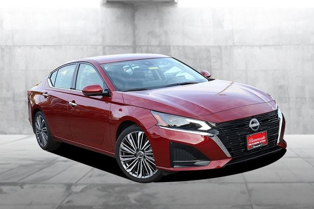 Nissan Altima Vehicle Full-screen Gallery Image 2