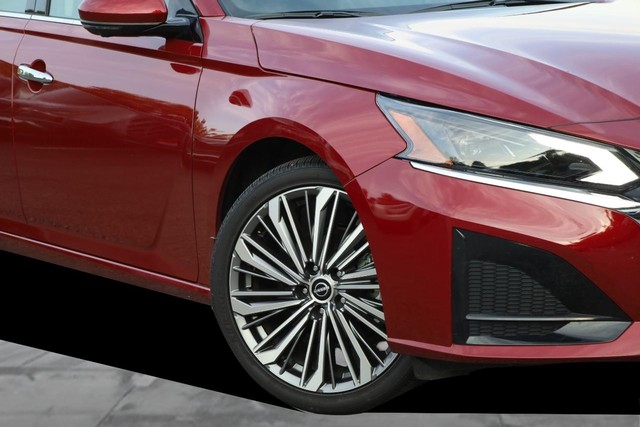 Nissan Altima Vehicle Full-screen Gallery Image 3