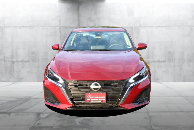 Nissan Altima Vehicle Full-screen Gallery Image 4