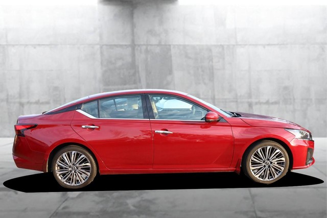 Nissan Altima Vehicle Full-screen Gallery Image 5