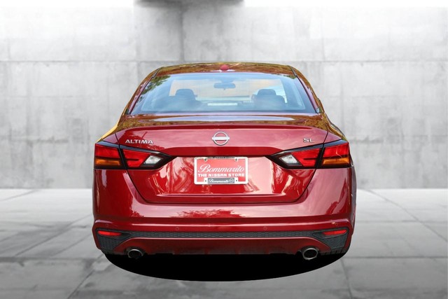 Nissan Altima Vehicle Full-screen Gallery Image 6