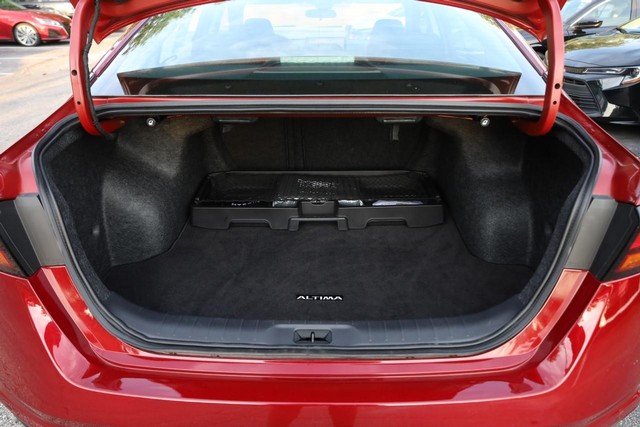 Nissan Altima Vehicle Full-screen Gallery Image 7