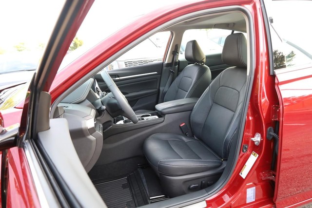 Nissan Altima Vehicle Full-screen Gallery Image 8