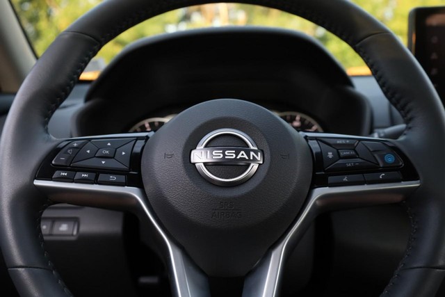 Nissan Altima Vehicle Full-screen Gallery Image 9