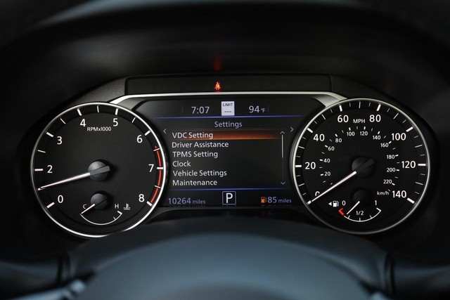 Nissan Altima Vehicle Full-screen Gallery Image 10