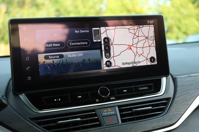 Nissan Altima Vehicle Full-screen Gallery Image 11