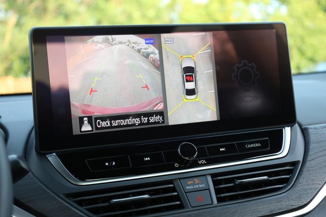 Nissan Altima Vehicle Full-screen Gallery Image 13