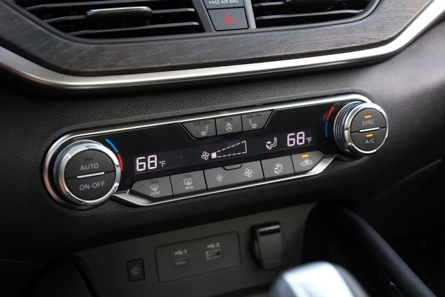 Nissan Altima Vehicle Full-screen Gallery Image 14