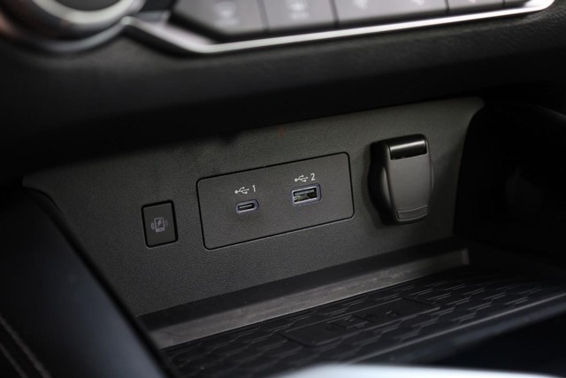 Nissan Altima Vehicle Full-screen Gallery Image 15