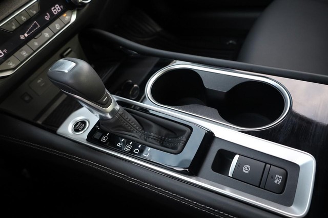 Nissan Altima Vehicle Full-screen Gallery Image 16