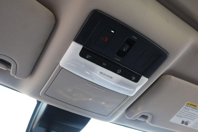 Nissan Altima Vehicle Full-screen Gallery Image 17