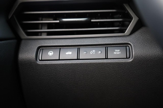 Nissan Altima Vehicle Full-screen Gallery Image 19