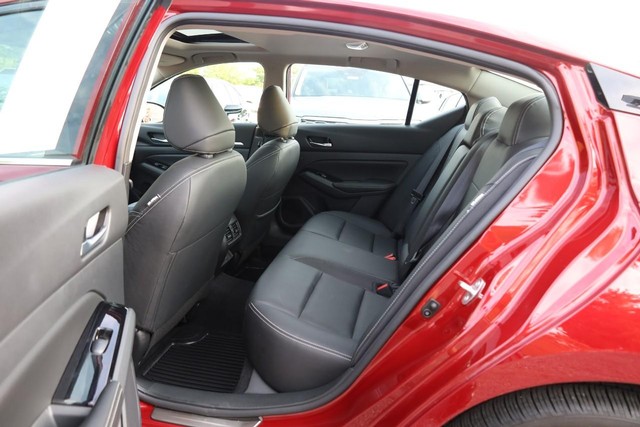 Nissan Altima Vehicle Full-screen Gallery Image 20